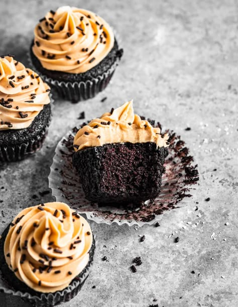 This small-batch cupcake recipe makes exactly four perfectly adorable chocolate cupcakes with peanut butter buttercream frosting. The recipe is simple, quick, and 100% delicious. Small Chocolate Peanut Butter Cake, Small Batch Peanut Butter Frosting, Peanut Butter Chocolate Cupcakes, Small Batch Cupcake Recipe, Small Batch Of Cupcakes, Cupcakes For 2, Quick Cupcakes, Small Batch Chocolate Cupcakes, Small Batch Desserts