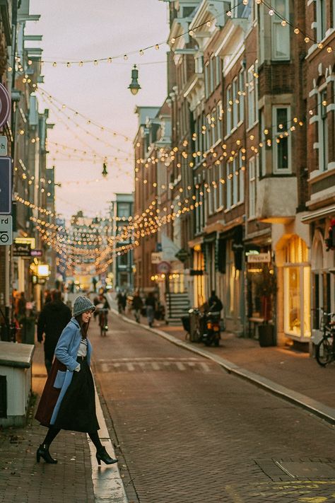 Christmas Street Photography, Christmas Photoshoot Outdoor, Amsterdam Christmas, Christmas Photographer, Outdoor Photoshoot Inspiration, City Couple, Winter Portraits, Winter Shopping, Winter Photoshoot