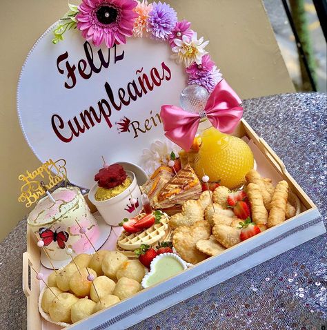 Ideas Para Desayunos Sorpresa, Grazing Food, Breakfast Basket, Frozen Party Decorations, Breakfast Gift, Breakfast Platter, Gift Tray, 30th Birthday Decorations, Gourmet Snacks