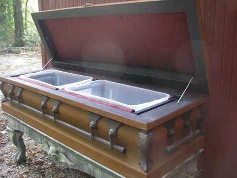 beverage cooler made from old coffin. Has led up lighting thru the ice when full . | Halloween Forum Everybody Talks, Halloween Coffin, Halloween 2, Theme Halloween, Beverage Cooler, Halloween Inspiration, Halloween Props, Halloween Haunt, Hallows Eve