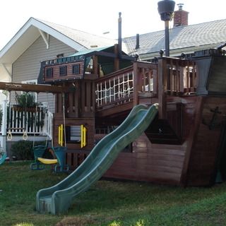 PIRATE SHIP PLAYHOUSE - this thing is the BOMB!!! Pirate Ship Playhouse Plans, Ship Playhouse, Outdoor Playhouse Ideas, Pirate Ship Playhouse, Kids Playhouse Plans, Kids Forts, Playhouse Plans, Indoor Playhouse, Diy Playhouse