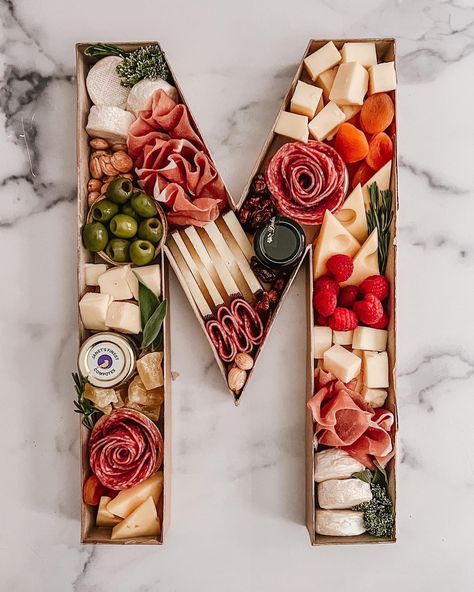 Charcuterie Board Display, Light Drinks, Bar Mitzva, For My Best Friend, Charcuterie Inspiration, Charcuterie Recipes, 80th Birthday Party, Bridal Shower Brunch, Grazing Tables