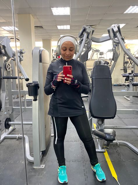 Hijab gym outfit @Just trendy girls @Gym Outfits For Women @Outfit Trends Hijab Running Outfit, Hijabi Gym Outfits, Hijab Workout Outfit, Hijabi Sports Outfit, Modest Gym Outfits For Women, Hijab Gym Outfit, Modest Workout Clothes, Workout Outfits Winter, Modest Gym