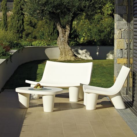 Slide Low Lita Love | Plastic Lounge Chair | Outdoor-Patio Furniture - Ultra Modern Paola Navone, Modern Loveseat, Contemporary Garden, Plastic Furniture, Design Del Prodotto, Garden Pool, Garden Sofa, Milky White, Outdoor Wall Lamps