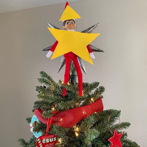 Elf Ideas Christmas Tree, Elf On Shelf Christmas Eve Ideas, Eldon The Shelf Ideas, Elf On The Shelf Simple Ideas, Grinch On The Shelf Ideas, Dirty Elf On The Shelf Ideas, Star Elf, Christmas Card Photo Ideas, Elf Ideas Easy