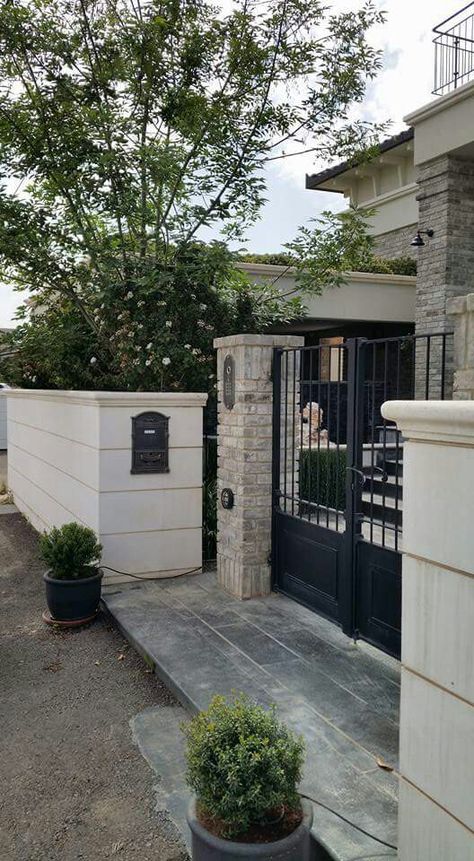 French Fence, English Style House, Backyard Gates, Stone Exterior Houses, Gate Wall Design, Home Styles Exterior, Boundary Wall, Modern Entrance, Stone Exterior