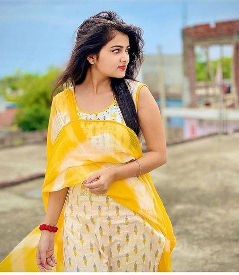 nice Punjabi Fashion, Gals Photos, Best Poses For Photography, Video Love, Men Stylish Dress, Best Poses For Men, Beautiful Smile Women, Girly Photography, Korean Drama