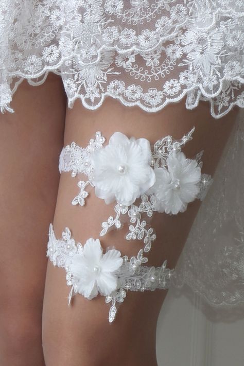 Wedding Garter Diy, Ring Bearer Pillow Lace, Wedding Ring Pillows, Garter Set Wedding, White Corsage, Vintage Garter, Bride Garter, Wedding Garter Blue, Lace Garter Set