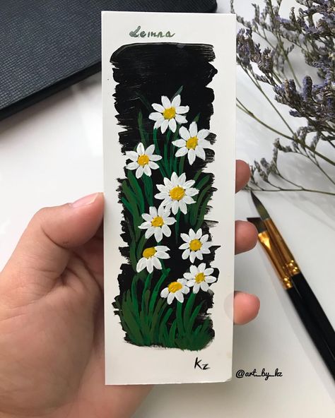 Daisy Bookmark, Bookmark Ideas, Creative Bookmarks, Bookmark Craft, Daisy Painting, Doll Diy Crafts, Clay Diy Projects, Watercolor Bookmarks, Watercolor Projects