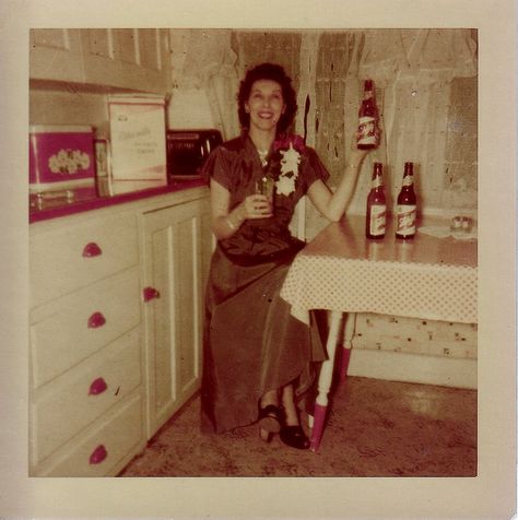 Schlitz Beer, Vintage Kitchens, Retro Photo, Old Pics, Family Album, Vintage Party, Photos Vintage, Vintage Life, 1940s Fashion