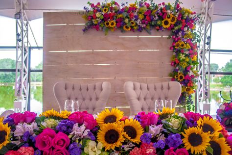 Darle un toque especial a la mesa principal con flores de primavera Boda Mexicana Ideas Decoracion, Boda Mexicana Ideas, Mexican Themed Weddings, Mexican Party Decorations, Quince Decorations, Brides With Tattoos, Mexican Party Theme, Mom Party, Boda Mexicana