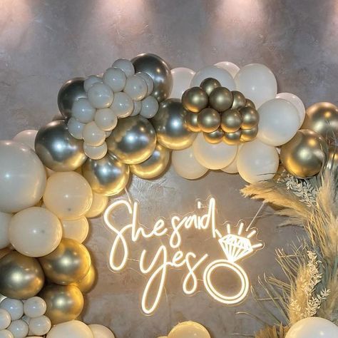 Cute Engagement Decor, Surprise Engagement Decorations, She Said Yes Balloon Garland, Engagement Party Outside Decor, Engagement Party Board, Engament Decorations At Home, Engagement Party Balloons Decor, White And Gold Engagement Party Decor, Engagement Party White And Gold