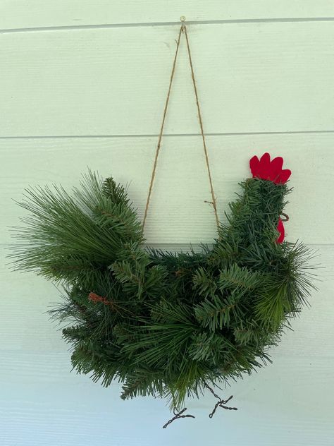 Christmas Chicken Wreath, Diy Chicken Wreath, Chicken Christmas Wreath, Chicken Christmas Decorations, Chicken Feather Wreath, Chicken Wreath Diy, Chicken Decor Diy, Chicken Feather Crafts, Christmas Chicken Art