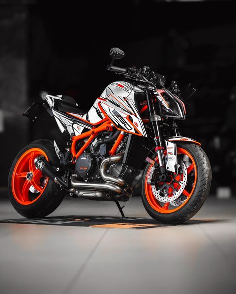 KTM 1290 Super Duke R 😈 ⁠ 📸 @mrexxmotor giving the Beast the love it deserves with our Officially Licensed "Ripple" (White/Black) livery 🏆 1290 Super Duke R, Super Duke, Ktm Duke, Super Bikes, Vroom Vroom, The Beast, Love It, White Black, White And Black