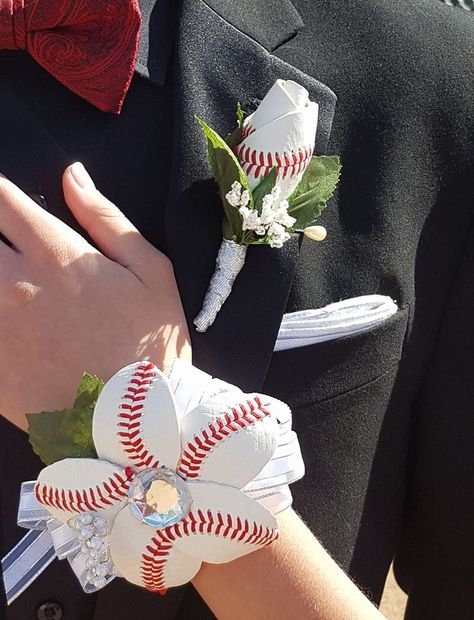 Baseball Flowers, Baseball Banquet, Prom Corsages, Softball Crafts, Baseball Ideas, Hoco Ideas, Baseball Wedding, Diy Mickey Ears, Baseball Crafts