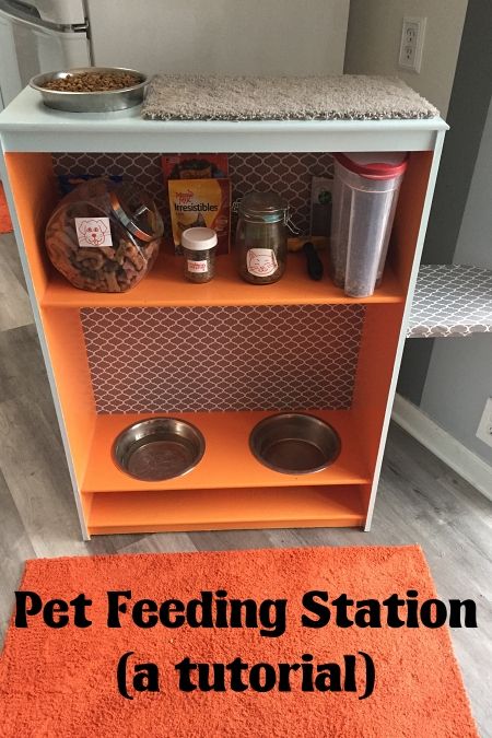 Runs for Cookies: TUTORIAL: How to Make a Pet Feeding Station Pet Feeding Station Cat And Dog, Dog Cat Feeding Station, Dog Treat Station, Cat Station, Cat Feeding Shelf, Cat Food Station, Katt Diy, Dog Food Station, Cat Feeding Station