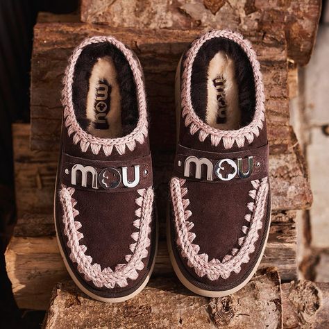 The bounce clog with metal logo is handcrafted in genuine double-face sheepskin with mou trademark hand-crochet wool stitching. #mou #lovemou #moufw23 Mou Shoes, Wool Stitching, Crochet Wool, February 10, Metal Logo, Double Face, Metallic Logo, Hand Crochet, Clogs