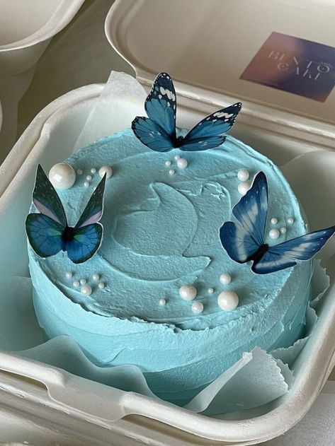 Our take on the Butterfly Cake 😍 We are a small business located in Geneva, Switzerland, we make bento mini cakes. These mini cakes are perfect for small celebrations and birthdays that don't require big cakes. Cake Butterfly, Cake Decoration Ideas, Butterfly Cake, Bento Cake, 21st Birthday Cake, Big Cakes, Geneva Switzerland, Butterfly Cakes, Strawberry Cake