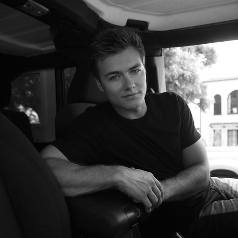 Peyton Meyer, Dog With A Blog, Hottest Male Celebrities, Actors Male, Young Avengers, Disney Boys, Girl Meets World, Tv Girls, Handsome Actors