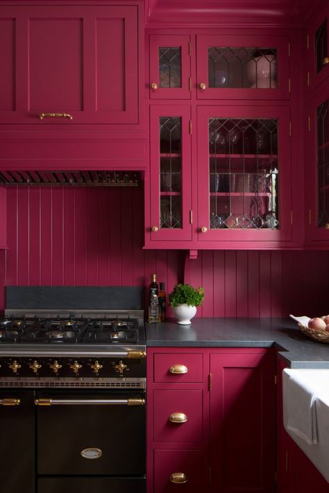 dark-pink-kitchen-design-inspiration Leaded Glass Cabinet Doors, Bathroom Tiles Ideas, Pink Kitchen Cabinets, Kitchen Cabinet Inspiration, Red Cabinets, Dark Countertops, Modern Kitchen Design Ideas, Tiles Ideas, Victorian Kitchen