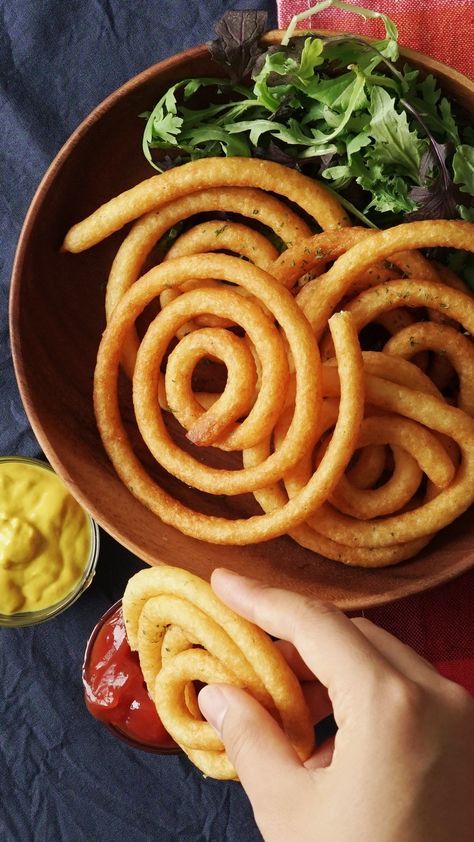 Recipe with video instructions: If you thought curly fries were the pinnacle of fry evolution, check this out. Ingredients: 1 ⅔ cups potatoes, peeled and cubed, 1 egg, beaten, 2 Tbsp potato starch, Salt & pepper, 2 Tbsp Parmesan cheese, 3 Tbsp milk Potato Spirals, بطاطس مهروسة, Curly Fries, Scarf Knitting, Think Food, Crispy Potatoes, Potato Dishes, Gordon Ramsay, Onion Rings