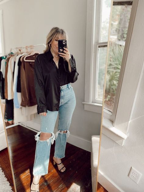 Girl wearing a silk blouse and jeans taking a mirror selfie Silky Shirt Outfit, Blouse And Jeans Outfit, Jeans Outfit Dressy, Jeans Outfit Aesthetic, Dressy Jeans Outfit, Silk Blouse Outfit, Silk Shirt Outfit, Fashion Amazon Finds, Blouse Outfit Casual