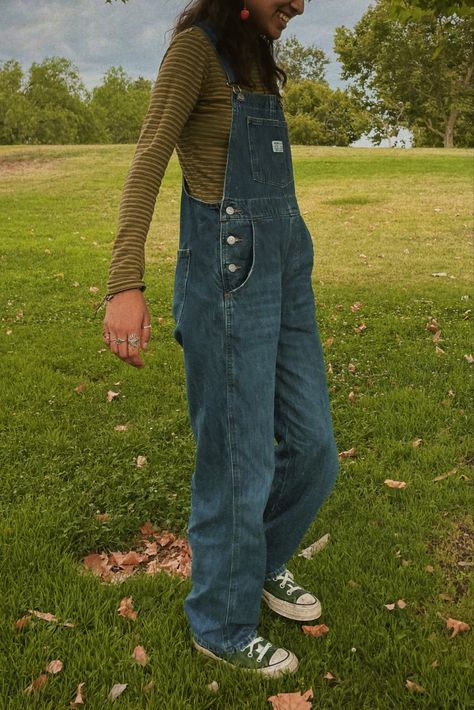 Levi Overalls Outfit, Hoodie With Overalls, Levis Overalls Outfit, Baggy Overalls Outfit 90s, Overall Outfits Women, Overalls Fall Outfits, Overalls Outfit 90s, Baggy Overalls Outfit, 90s Overalls Outfit