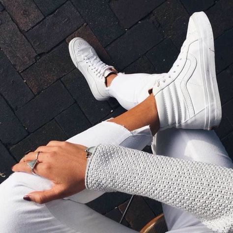 Simple bottom, yay or nay? Tennis Photography, White Vans, Woman's Fashion, Street Fashion Photography, Best Sneakers, White Shoes, Sport Fashion, Street Style Women, Fashion Sense