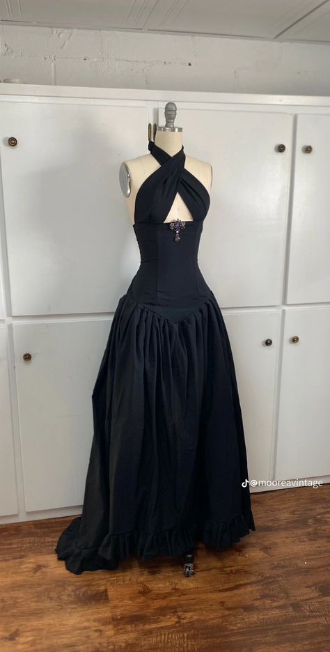 Gothic Dress Aesthetic, Emo Pjs, Vampiric Goth, Goth Prom Dress, Goth Prom, Science Skills, Dress Aesthetic, Glam Dresses, Stunning Dresses