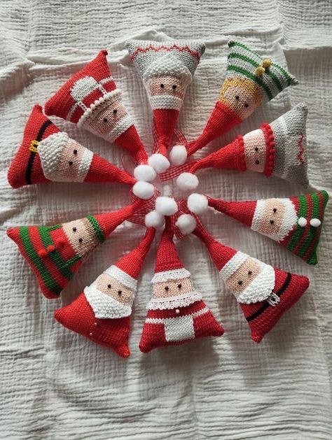 Christmas Decor Knitting Patterns, Christmas Knits, Christmas Knitting Projects, Knit Christmas Ornaments, Knitted Christmas Decorations, Knitted Dolls Free, Christmas Knitting Patterns Free, Beginner Knitting, Knit Christmas