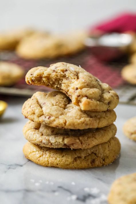 Brown Butter Toffee Cookies - Sugar Spun Run Coffee Butter Cookies, Brown Butter Toffee Cookies, Butter Toffee Recipe, Butter Toffee Cookies, Chocolate Toffee Cookies, Toffee Cookie Recipe, Chewy Toffee, Winter Core, Sugar Spun Run