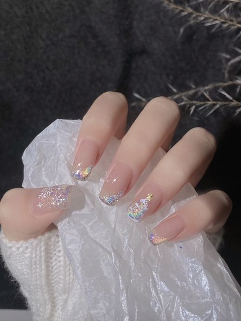 Christmas Nails Korean Style, Korean Holiday Nails, Glitter Nails Korean, Icicle Nails Korean, Blue Icicle Nails Korean, Nail Noel, Xmas Nail Art, Subtle Nails, Christmas Nail Art Designs