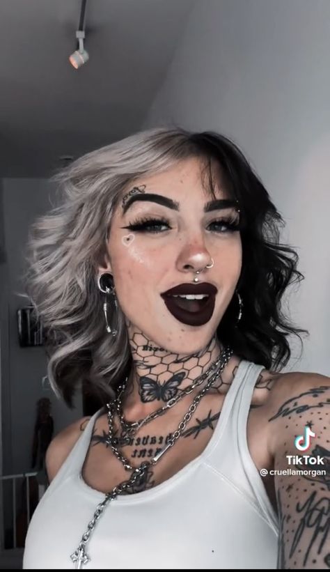 Half Grey Half Brown Hair, Split Dyes For Short Hair, Short Black Blonde Hair, Half Black Half Gray Hair, Black And Silver Split Dye, Brown Black Split Dye, Split Hair Dye Black And White, Alt Hair Color Ideas For Short Hair, Half Grey Half Black Hair