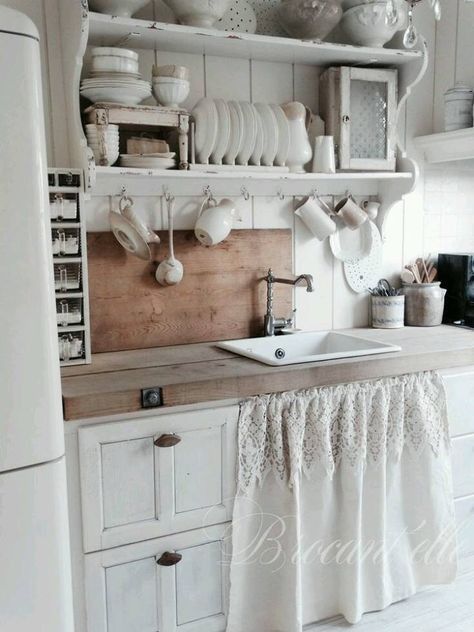 Kitchen Sink Decor Ideas, Shabby Chic Kitchen Curtains, Shabby Chic Kitchen Cabinets, Farmhouse Kitchen Curtains, Kitchen Sink Decor, Cottage Style Kitchen, Best Kitchen Cabinets, Cottage Shabby Chic, Country Cottage Decor