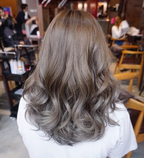 Milk tea with a hint of smoky beige hair color make a gorgeous color combo ✨ Tea Hair Color, Milk Tea Hair Color, Beige Hair Color, Carmel Hair Color, Grey Brown Hair, Hair Colour Design, Hair Color Asian, Beige Hair, Korean Hair Color