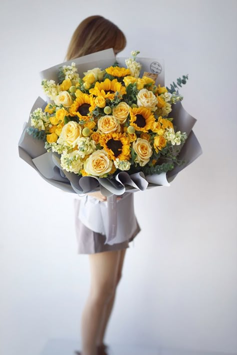 Sunflower Bouquet Arrangement, Sunflower Bouquet Ideas, Yellow Flowers Bouquet Gift, Yellow Bouquet Flowers, Sunflower Bouquet Aesthetic, Sunflower Bouquet Gift, Flower Bouquet Sunflower, Sunflowers Aesthetic, Yellow Flower Bouquet