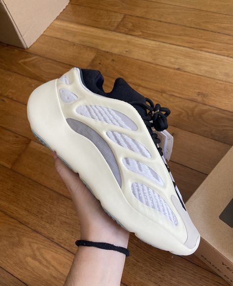 Yeezy 700 V3 Outfit Women, Yeezy 700 Outfit Women, Yeezy Shoes Women, Adidas Yeezy 700, Basket Sport, Yeezy 700, Fresh Shoes, Yeezy Shoes, White Outfits