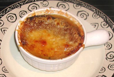 Alton's French Onion Soup Attacked by Sandi Recipe - Food.com French Soup, Crispy Beef, French Onion Soup Recipe, Country Bread, Quick And Easy Soup, Alton Brown, Soup Crocks, French Onion Soup, Easy Soup Recipes