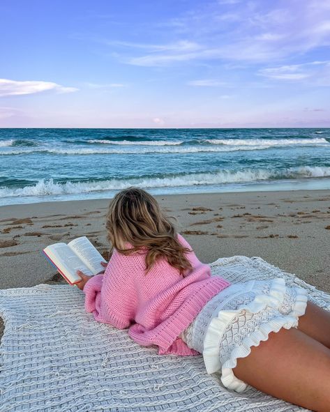 cozy sunsets 🎀🧸🌅 - fall outfit, beach sunset, fall outfits, fall style, pink style, beach girl, sweater weather, pinterest outfit Beach Sweater Outfit, Fall Beach Outfits, Fall Shoot, Beach Sweater, Beach Shoot, Style Pink, Pink Style, Pinterest Outfits, Outfits Fall