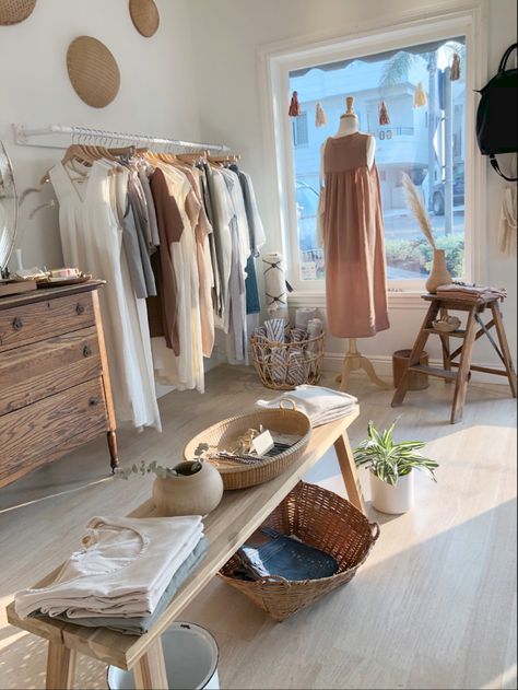 Boutique Interior Aesthetic, Beach Gift Shop, Beach Shop Design, Candle Display Retail, Garage Boutique, Eco Friendly Clothes, Small Boutique Interior, Tiny Boutique, Clothing Boutique Decor