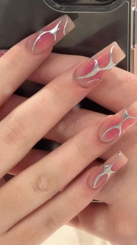 Chrome Lines Nail Art, Silver Lined Nails, Nail Design Inspo Square, Chrome Line Nail Art, Crome Art Nails, Chrome Line Nails, Silver Line Nails, Grey Aura Nails, Aura Nails With Silver