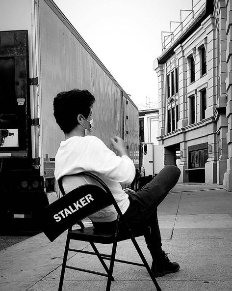 Stalker, Joe Golderg sitting in a stalker chair on the sets of You season 3. Killer Joe, Joe Goldberg, Penn Badgley, Burn Book, John Mayer, Baby Mama, Black N White, Fav Celebs, Gossip Girl