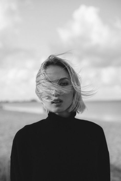 Windy Photoshoot Hair, Woman On Beach Photography, Headshot Outside, Photoshoot Ideas Sea, Beach Portraits Woman, Sea Photoshoot Ideas, Wind Photoshoot, Moody Beach Photoshoot, Headshots Outside