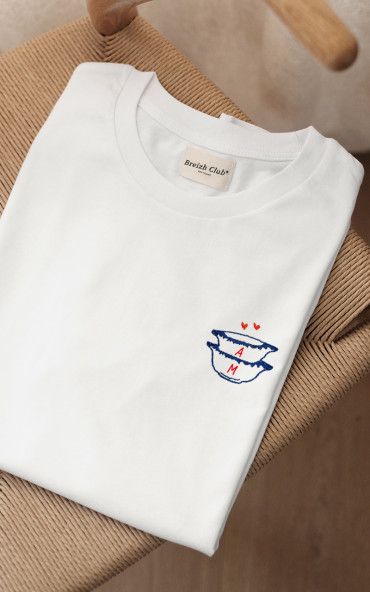 T-SHIRT HOMME BRODÉ AVEC AMOUR DANS NOTRE ATELIER RENNAIS 🇫🇷 Tee-shirt brodé au niveau du coeur avec des bols bretons à personnaliser. Choisissez un ou deux bols selon votre préférences et personnalisez l'initiale qui s'y trouve.  Une jolie idée de cadeau personnalisé à offrir à sa moitié (ou pour soi même :). Parfait pour tous les bretons chauvins et ceux qui le sont moins : Ces bols bretons sont un petit clin d'oeil à nos embruns iodés mais c'est une broderie qui reste discrète et facile à p Broderie Sur Tee Shirt, Broderie Tee Shirt, Tee Shirts Diy, T-shirt Broderie, Couple Tshirts, Tee Shirt Homme, Embroidery Craft, Diy Shirt, Punch Needle