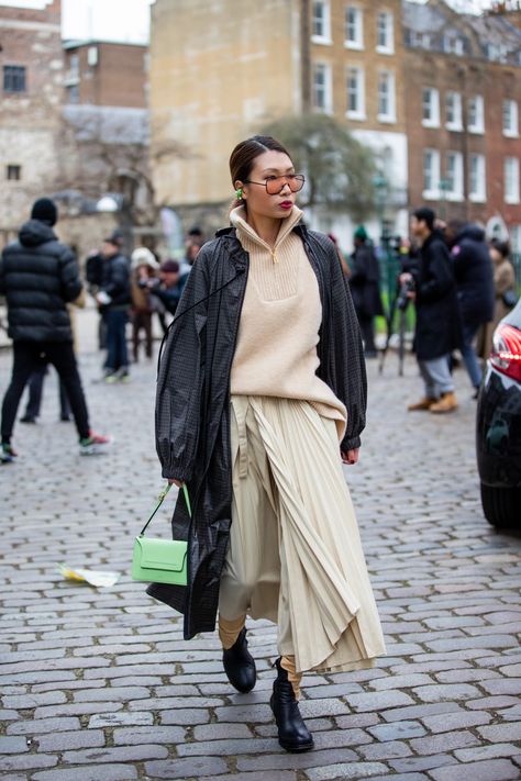 Pleated Skirt Outfit Ideas, 00s Dress, Pleated Skirt Outfits, Pleated Skirt Outfit, London Fashion Week Street Style, Top Street Style, Structured Jacket, Simple Sweaters, Fashion Book