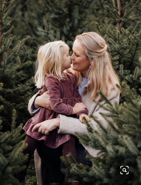 Christmas Tree Photoshoot, Christmas Tree Farm Pictures, Tree Farm Pictures, Christmas Photoshoot Kids, Christmas Tree Farm Mini Session, Outdoor Christmas Photos, Tree Farm Photo Shoot, Christmas Tree Farm Photo Shoot, Tree Farm Mini Session