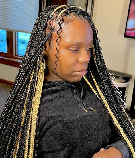 Black and Blonde Peek-a-Boo Braids with Curls Blonde Peek A Boo Braids, Brown And Blonde Peekaboo Braids, Peekaboo Braids With Curls, Peek A Boo Braids, Peek A Boo Box Braids, Peekaboo Braids, Red Peekaboo, Brown To Blonde Balayage, Creamy Blonde