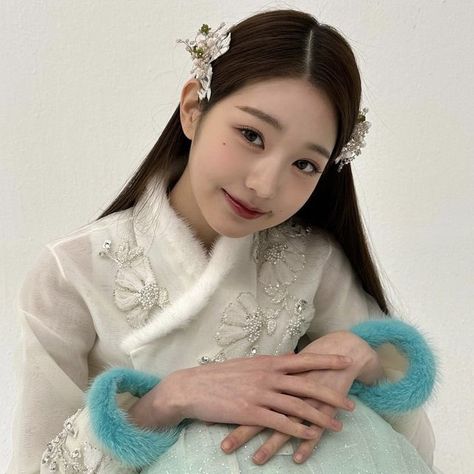 Hairstyles For Hanbok, Wonyoung Hanbok, Kpop Hanbok, Hanbok Hairstyle, Wonyoung Hairstyle, Korea Hairstyle, Wonyoung Lq, Medieval Dresses, Avatar Dr