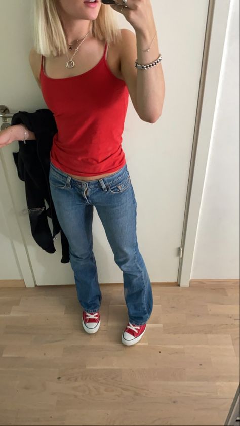 Outfits For Red Converse, Red Converse Aesthetic Outfit, Red Converse Fits, Trendy Converse Outfits, How To Style Red Converse, Red Chucks Outfit, Red Converse Outfit Ideas, Outfits With Red Converse, Converse Summer Outfit