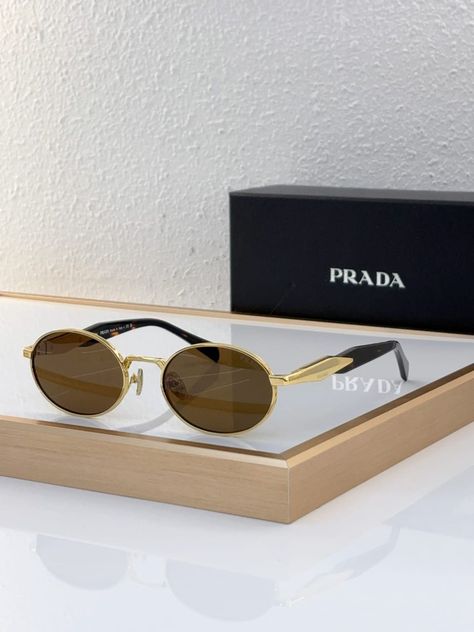 Prada Sunglasses Women, Pretty Sunglasses, Classy Glasses, Stylish Glasses, Prada Sunglasses, Luxury Sunglasses, Fashion Sunglasses, Sunnies, Sunglasses Women